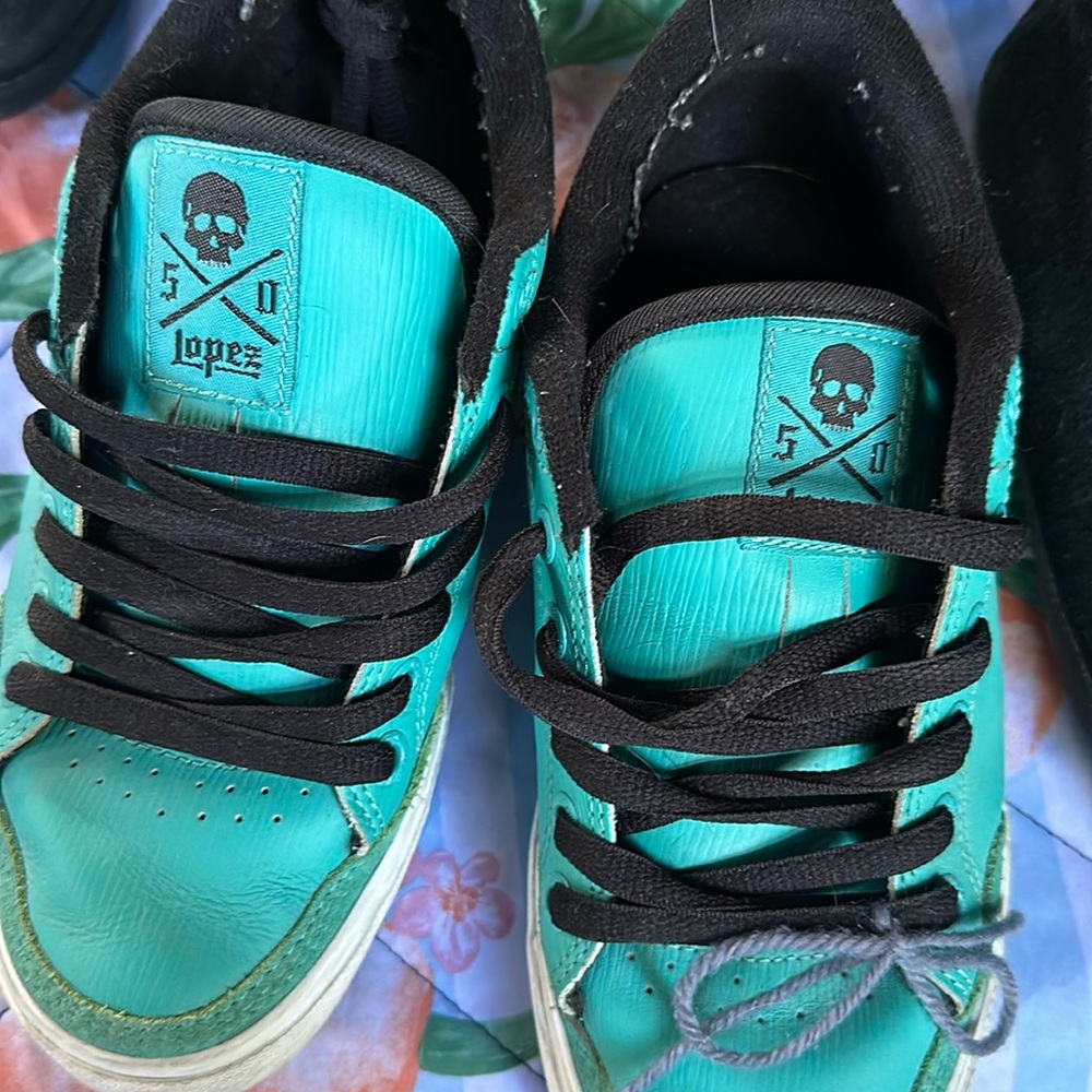 skate shoes CIRCA size 6 women in turquoise